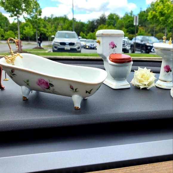 Dollhouse Porcelain Bathroom Tub Sink Toilet Curtains Miniature Set Floral Vtg - Picture 1 of 9